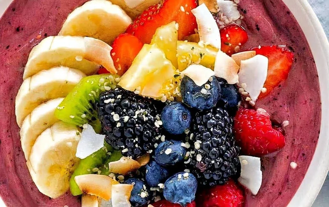 Açaí bowl with banana, strawberries, blueberries, kiwi, and coconut